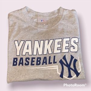 Unisex M Yankees T-shirt.